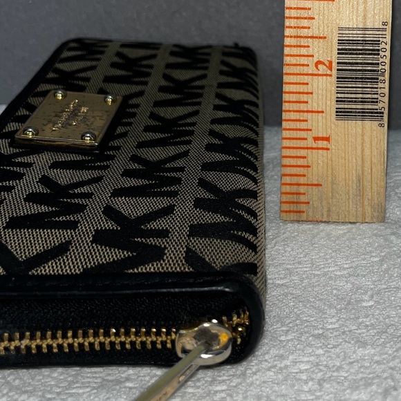 Michael Kors Signature Logo Wallet with lots of credit card slots - Picture 8 of 8